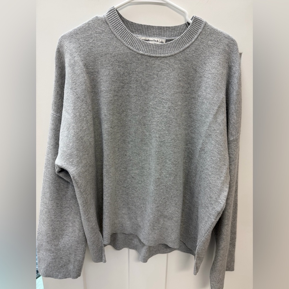 Abercrombie & Fitch Light Gray Women's Crew Neck Sweater